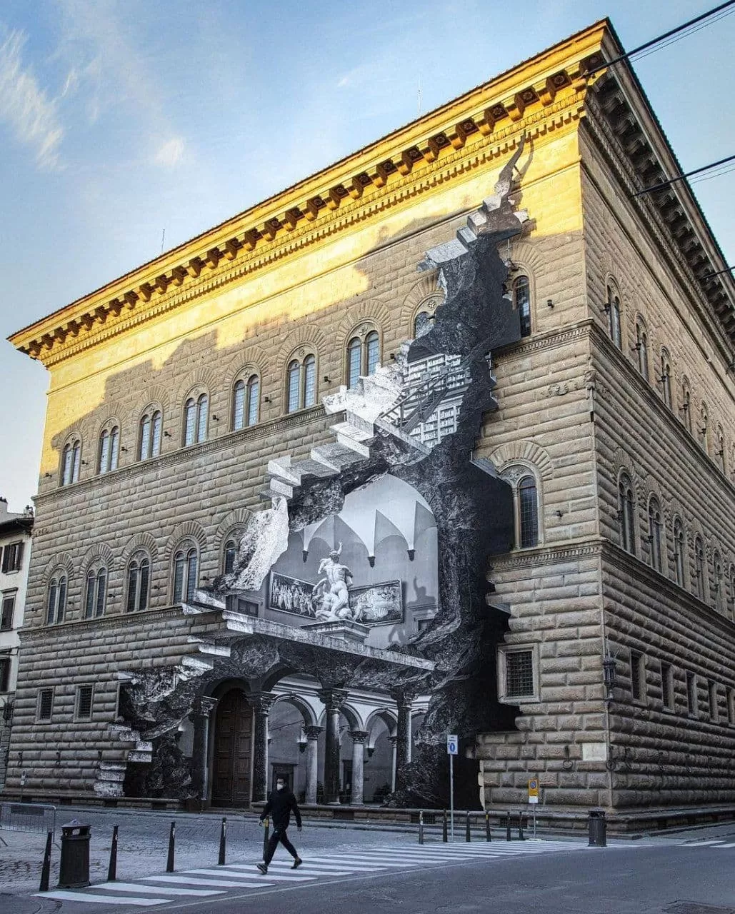 Уличный художник создал оптическую иллюзию на флорентийском дворце