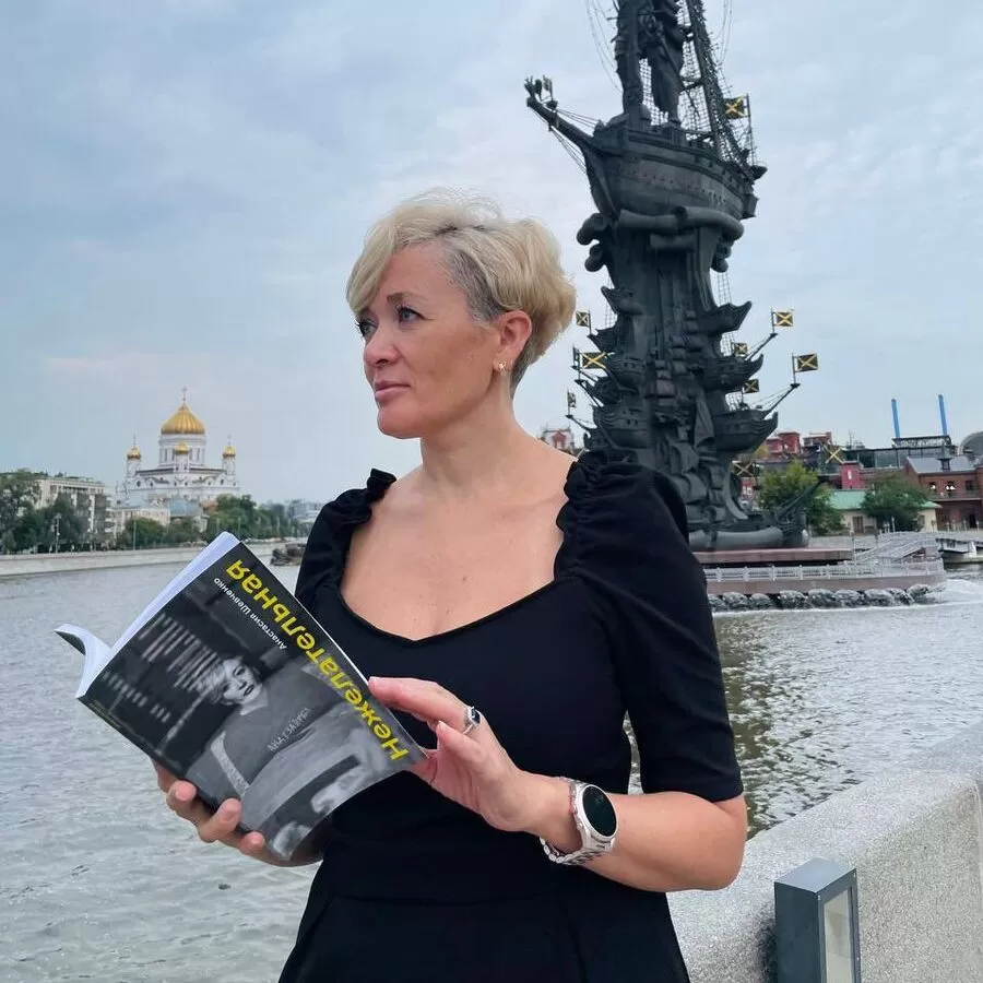 «В обществе есть большой запрос на искренность, а моя книга абсолютно честная»: Анастасия Шевченко о своей новой книге «Нежелательная»