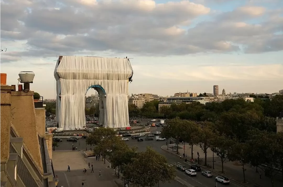 Триумфальную арку в Париже завернули тканью для создания арт-инсталляции по проекту покойного Христо Явашева