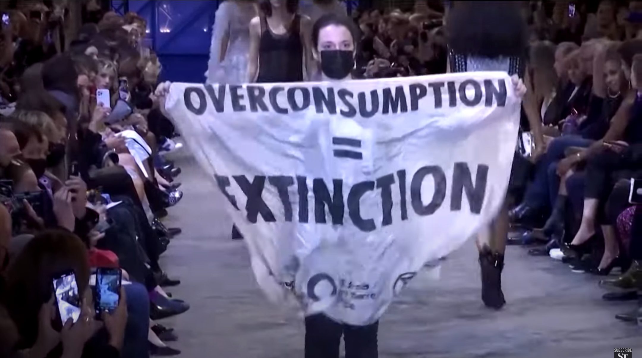 «Перепотребление = вымирание»: эко-активисты вышли на подиум во время шоу Louis Vuitton