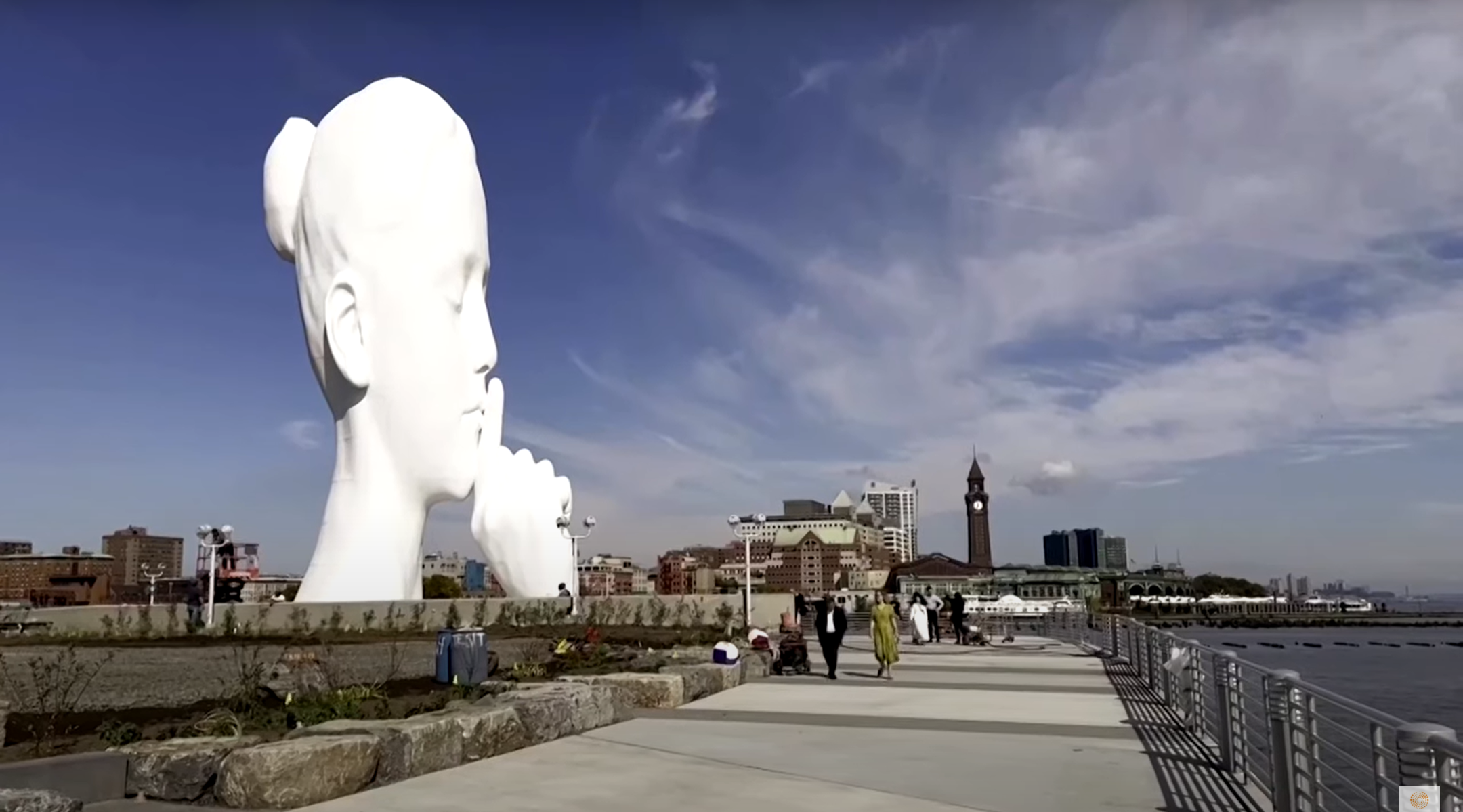 «Душа воды»:  В Нью-Йорке установили скульптуру в виде женской головы
