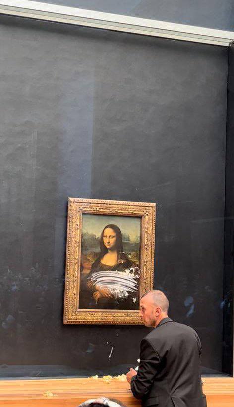 Неизвестный мужчина испачкал тортом защитное стекло «Моны Лизы» Леонардо да Винчи