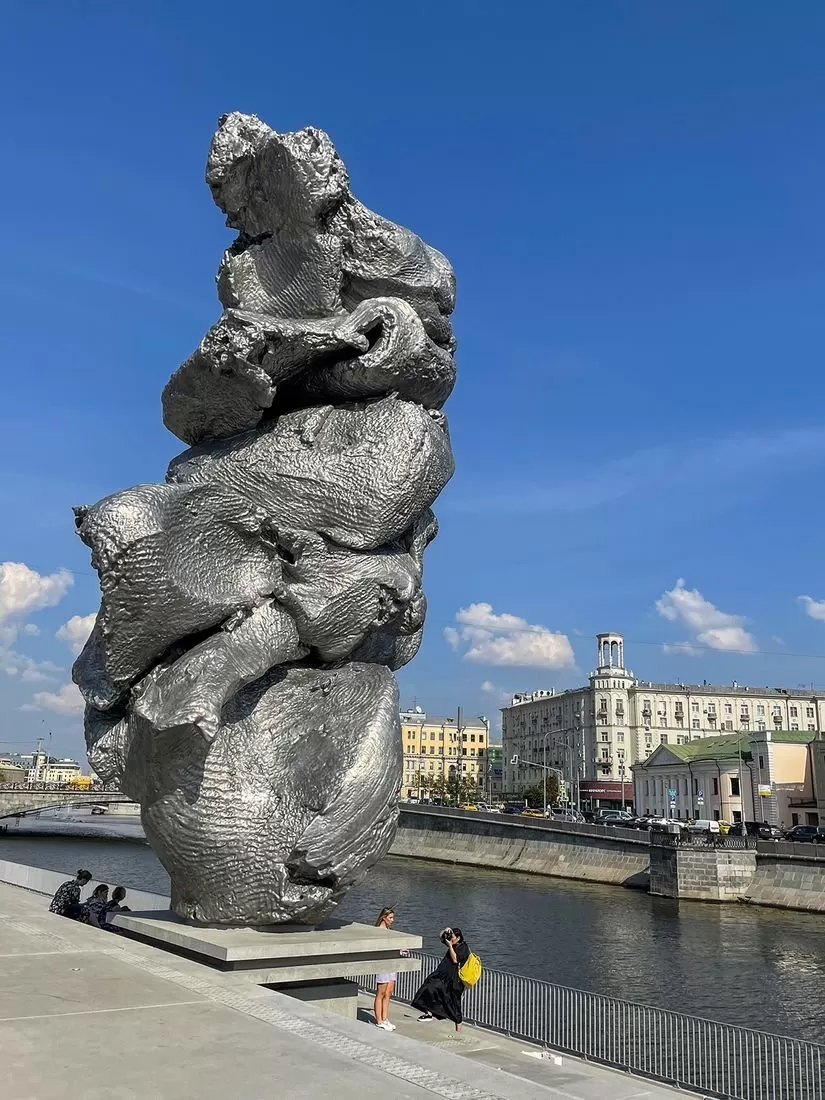 Cкульптура Урса Фишера “Большая глина №4”