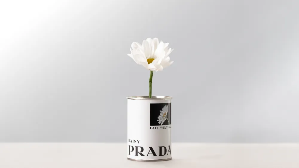 Prada продаёт цветы в рамках осенней кампании